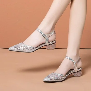2023 Новая мода Всематчевая женская обувь Темперамент Однолинейная пряжка Женщины с неглубоким ртом Средний каблук Модные женские сандалии