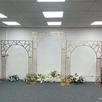 Элегантная позолоченная свадебная арка с нерегулярной фоновой рамкой с несколькими барами для вечеринок и праздников
